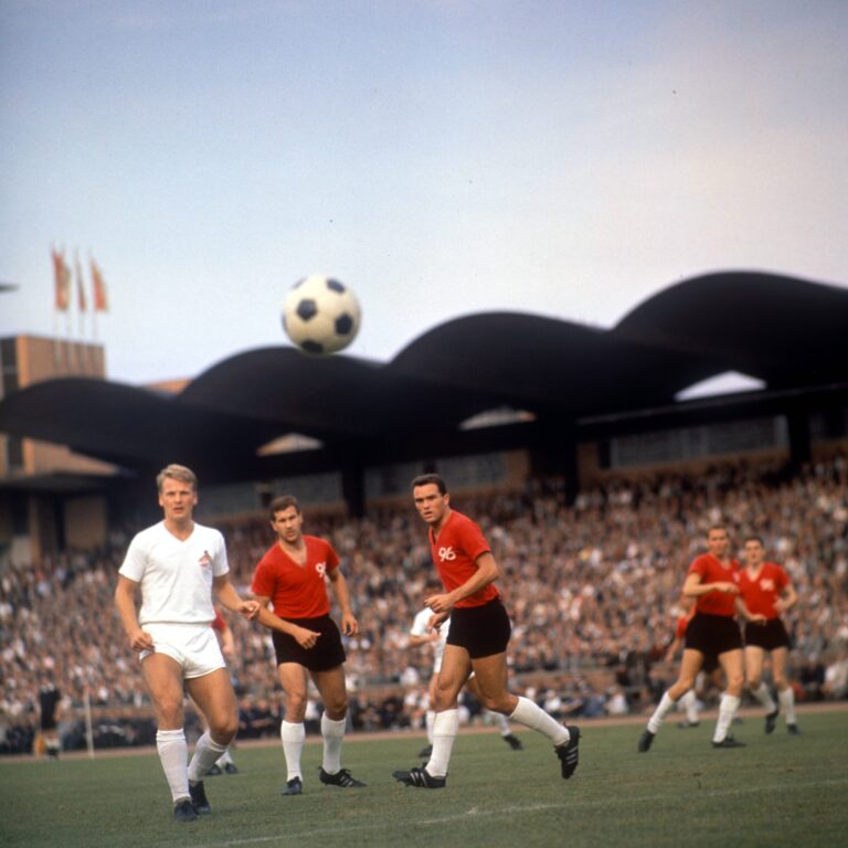 22.04.1967 Copyright: imago/Kicker/Metelmann
Karl Heinz Thielen (Köln, li.), Otto Laszig (2.v.li.) und Klaus Bohnsack (beide Hannover, 3.v.li.) schauen dem Ball nach; Karlheinz, Mfdia, Quadrat, Saison 1966/1967, Hannover 96 - 1.FC Köln 0:1
