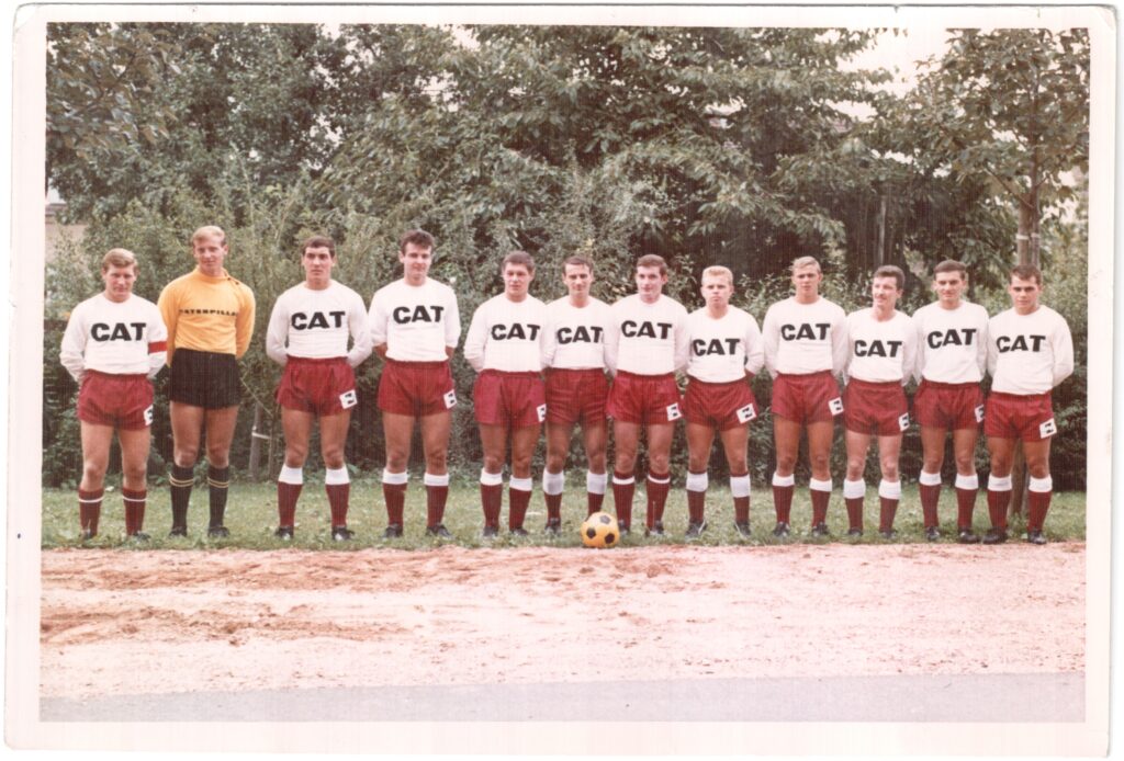 Wormatia Worms präsentierte sich im Jahr 1967 erstmals mit Werbung für den US-amerikanischen Baumaschinenhersteller Caterpillar auf den Trikots und Hosen. Eigentlicher Sponsor waren die Zeppelin-Metallwerke, Vertriebspartner von Caterpillar. Foto: Wormatia Worms