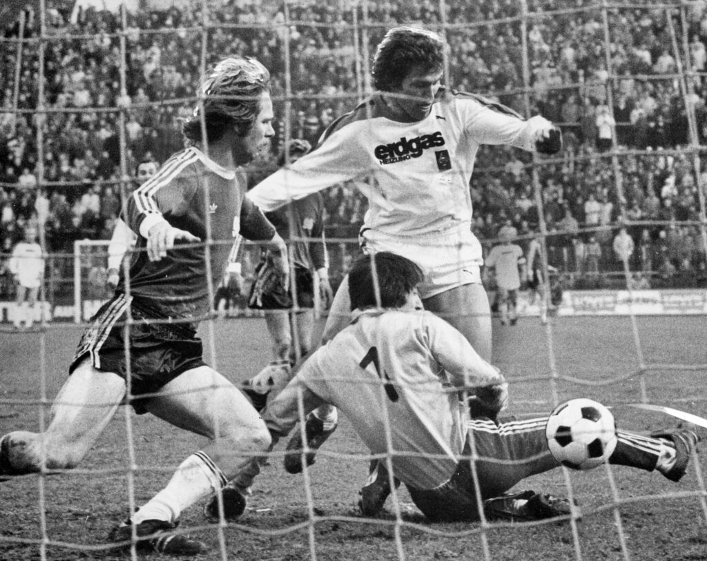 Am 17. Januar 1976, beim Heimspiel gegen Hannover 96, läuft Borussia erstmals mit der Aufschrift "Erdgas Heizung auf. Foto: Imago/Pfeil
