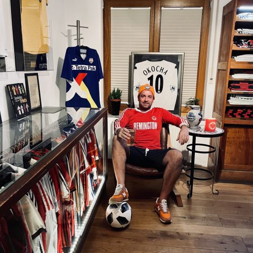 Eintracht Frankfurt Trikotsammler Boris Möller in seinem Heiligtum. Foto: Tina Möller