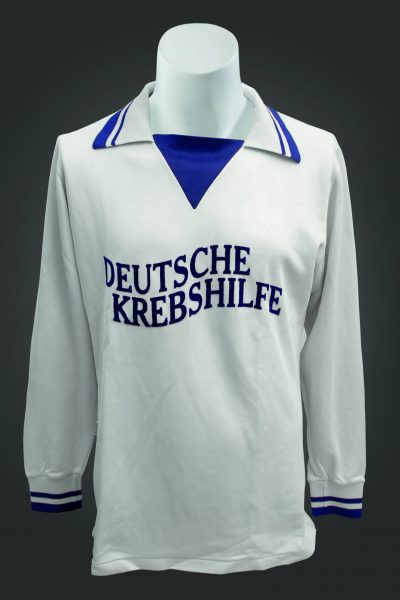 Spieletrikot von Erwin Kremers aus der Abschiedssaison beim FC Schalke 04 von 1978/79. Für das Sponsoring von der deutschen Krebshilfe bekam der Verein noch kein Geld, leitete jedoch den Übergang in das bezahlte Trikotsponsoring ein. Foto: Gerald Pfeiffer/@trikotbuch