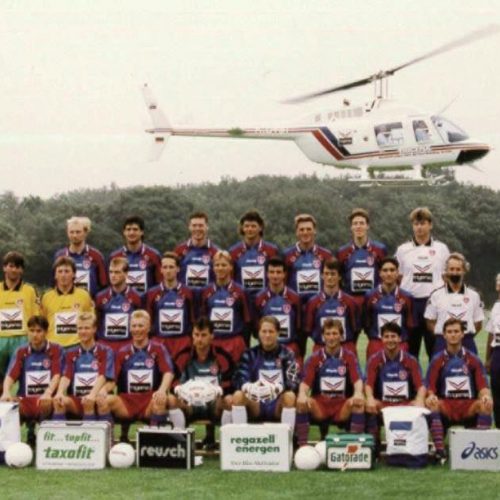 Mit Asics-Schuhen und in Reusch-Trikots mit riesigem Trigema-Sponsorenaufdruck präsentierte sich am 19. Juli 1995 die Mannschaft des KFC Uerdingen ihren Fans. Trigema-Chef Wolfgang Grupp war im hauseigenen Hubschrauber ebenfalls angereist. Foto: Trigema/Axel Gayk